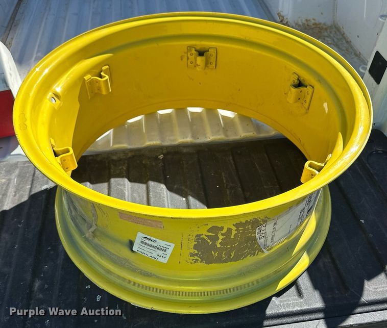 image for item ER8769 2002 John Deere 5220 MFWD tractor