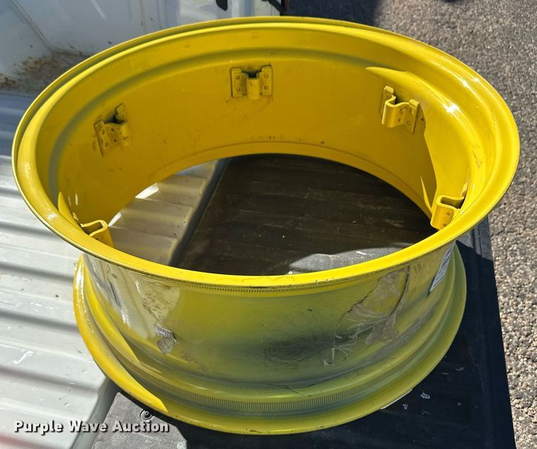 image for item ER8769 2002 John Deere 5220 MFWD tractor