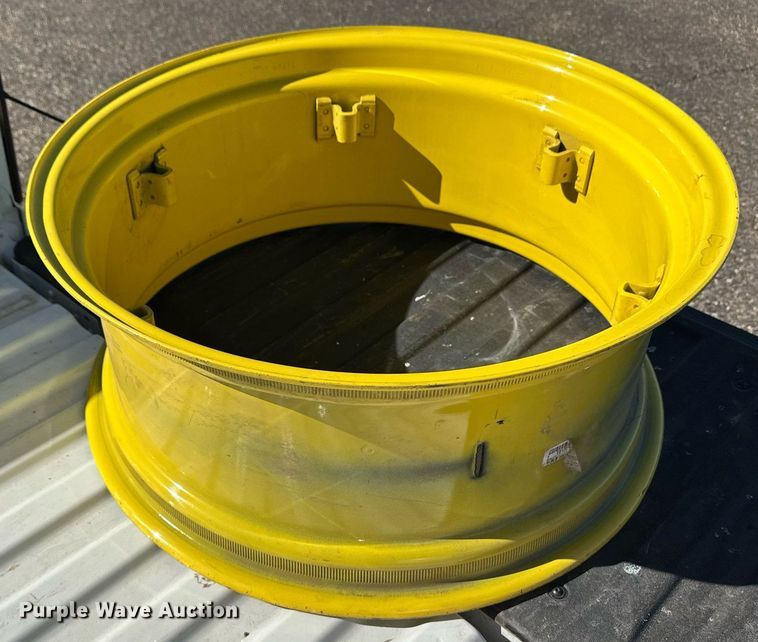 image for item ER8769 2002 John Deere 5220 MFWD tractor