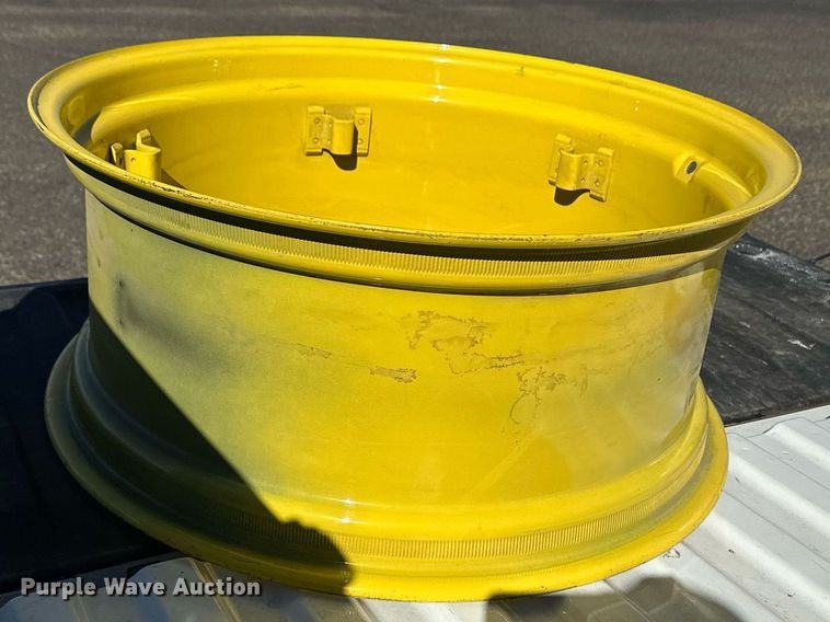 image for item ER8769 2002 John Deere 5220 MFWD tractor