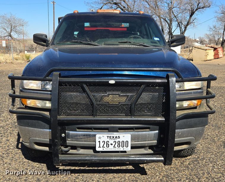 image for item ER8770 2002 Chevrolet Silverado 3500 Ext. Cab flatbed pickup truck