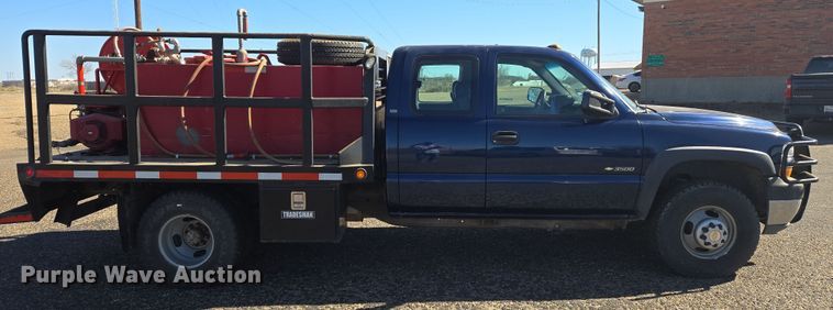 image for item ER8770 2002 Chevrolet Silverado 3500 Ext. Cab flatbed pickup truck