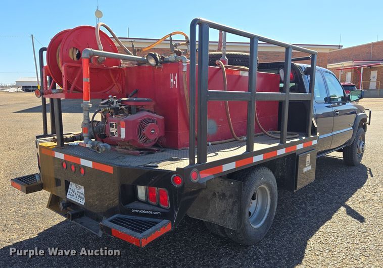 image for item ER8770 2002 Chevrolet Silverado 3500 Ext. Cab flatbed pickup truck