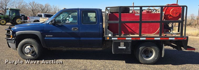 image for item ER8770 2002 Chevrolet Silverado 3500 Ext. Cab flatbed pickup truck