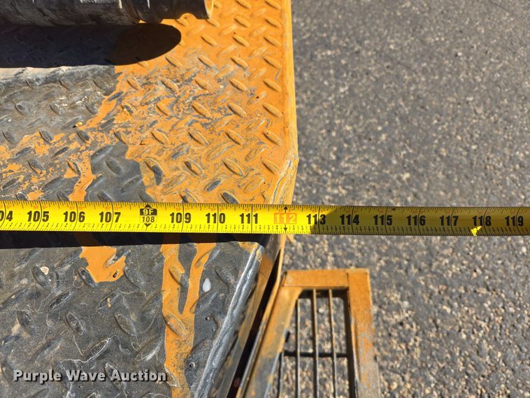 image for item ER8770 2002 Chevrolet Silverado 3500 Ext. Cab flatbed pickup truck