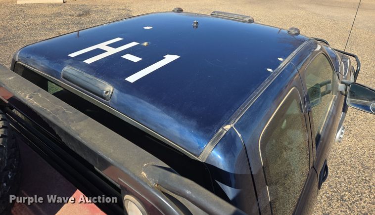 image for item ER8770 2002 Chevrolet Silverado 3500 Ext. Cab flatbed pickup truck