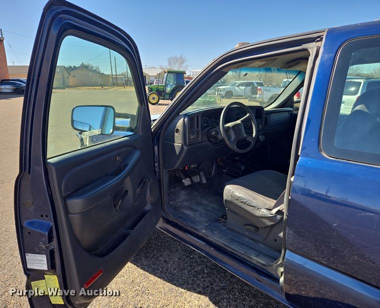 image for item ER8770 2002 Chevrolet Silverado 3500 Ext. Cab flatbed pickup truck