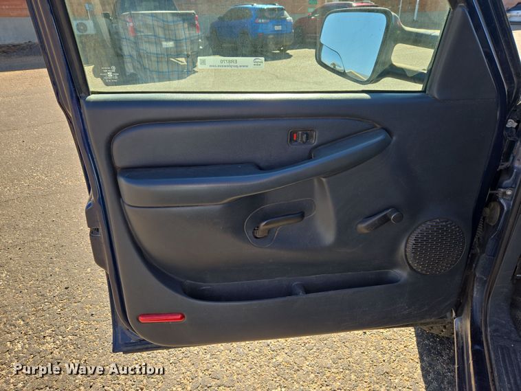 image for item ER8770 2002 Chevrolet Silverado 3500 Ext. Cab flatbed pickup truck