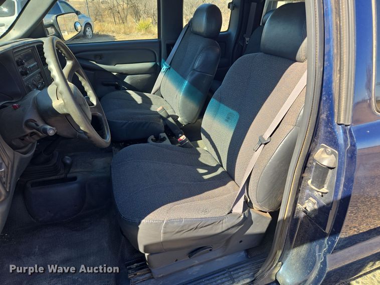 image for item ER8770 2002 Chevrolet Silverado 3500 Ext. Cab flatbed pickup truck