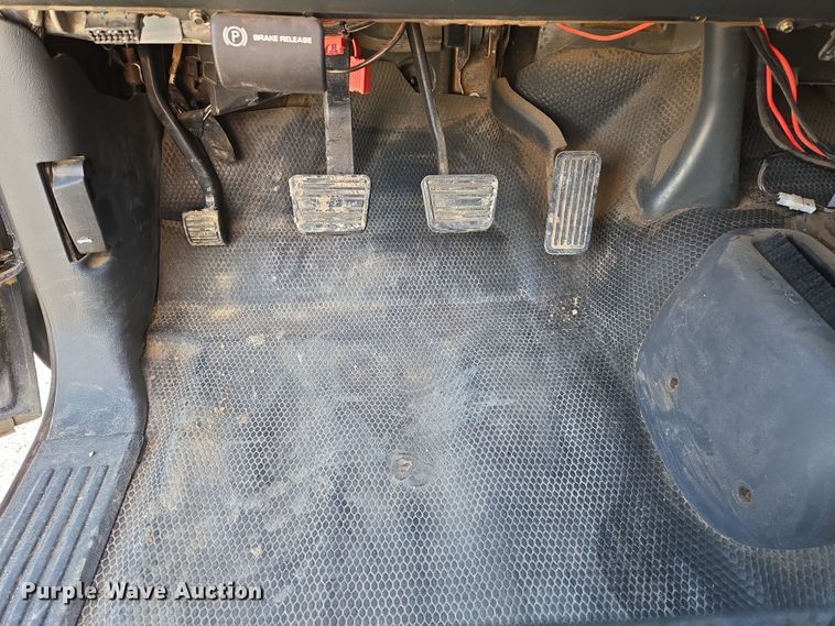 image for item ER8770 2002 Chevrolet Silverado 3500 Ext. Cab flatbed pickup truck