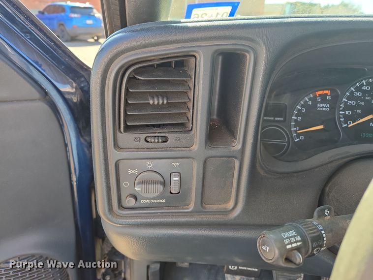 image for item ER8770 2002 Chevrolet Silverado 3500 Ext. Cab flatbed pickup truck