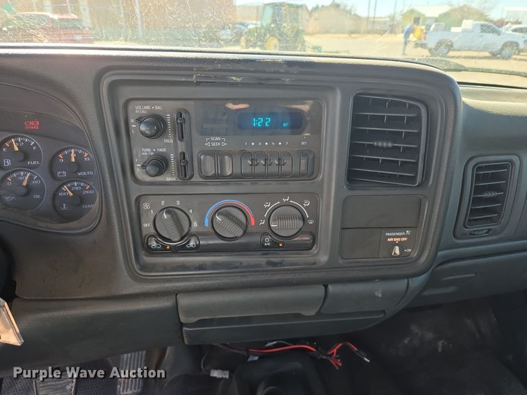 image for item ER8770 2002 Chevrolet Silverado 3500 Ext. Cab flatbed pickup truck