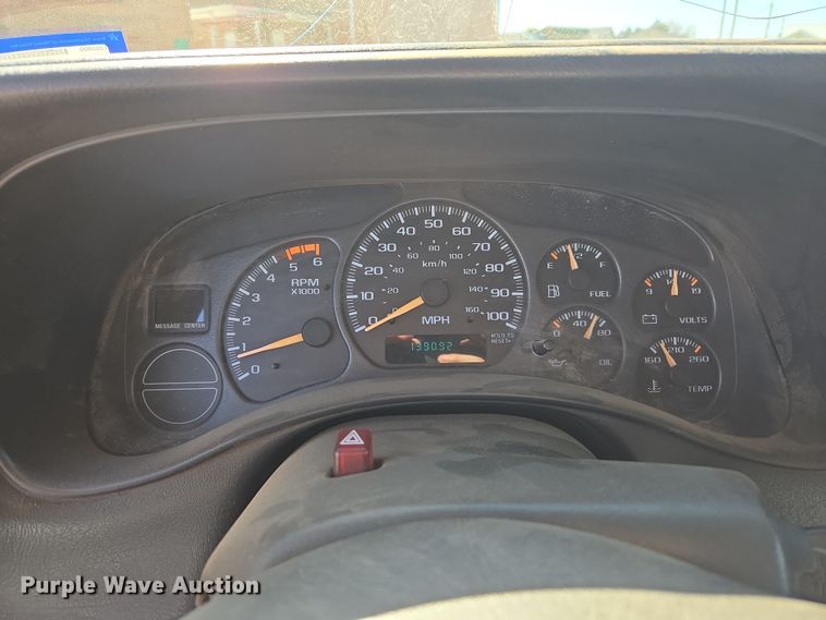 image for item ER8770 2002 Chevrolet Silverado 3500 Ext. Cab flatbed pickup truck