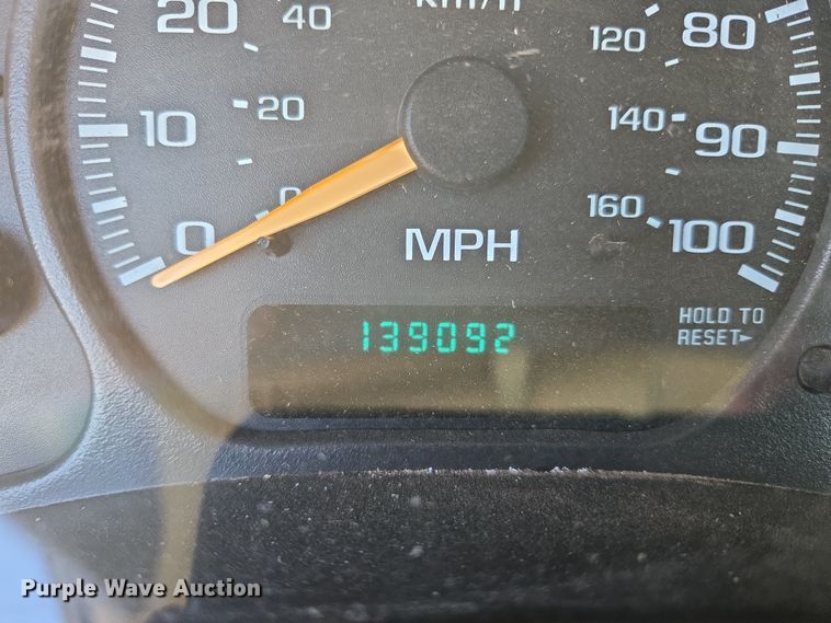 image for item ER8770 2002 Chevrolet Silverado 3500 Ext. Cab flatbed pickup truck