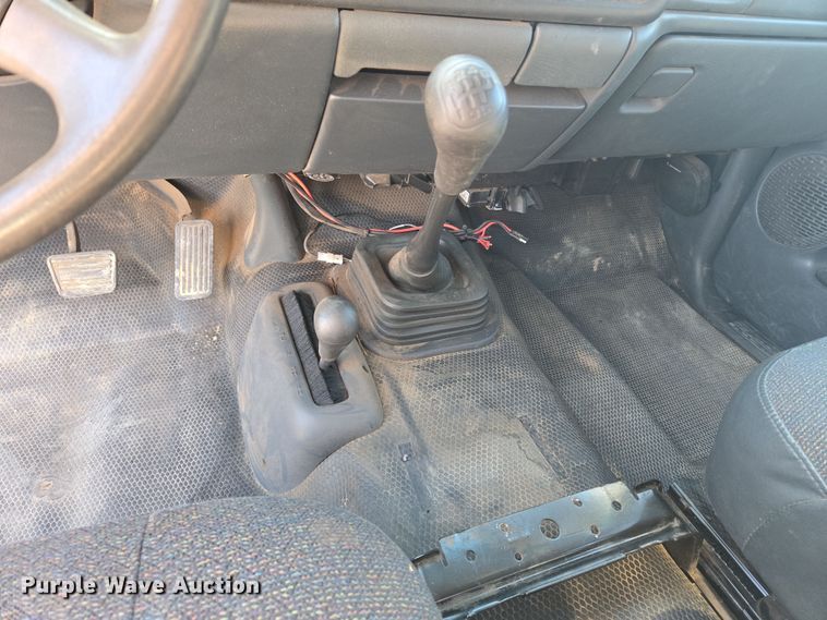 image for item ER8770 2002 Chevrolet Silverado 3500 Ext. Cab flatbed pickup truck