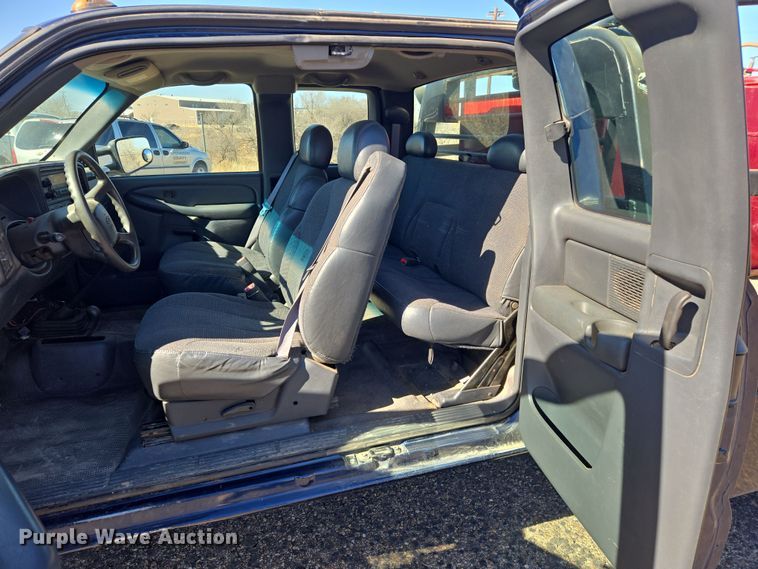 image for item ER8770 2002 Chevrolet Silverado 3500 Ext. Cab flatbed pickup truck