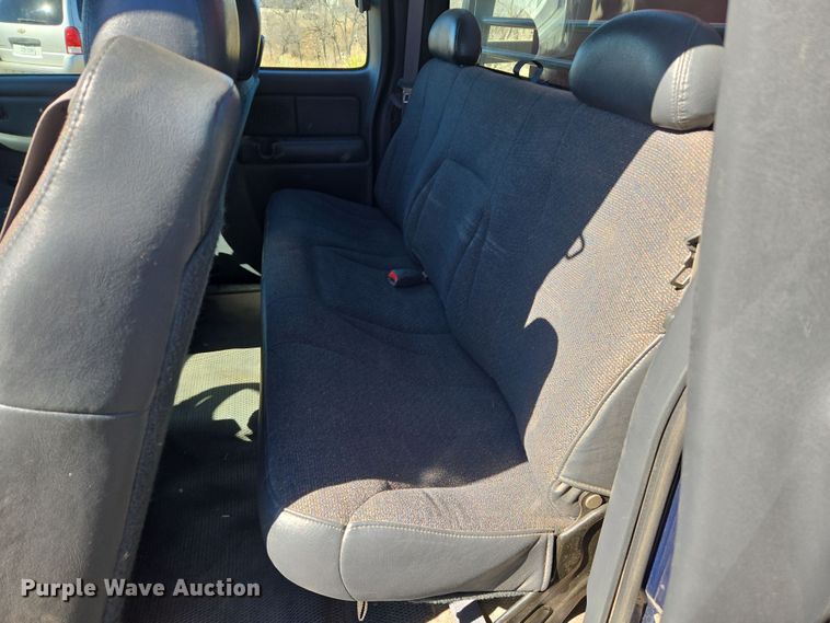 image for item ER8770 2002 Chevrolet Silverado 3500 Ext. Cab flatbed pickup truck