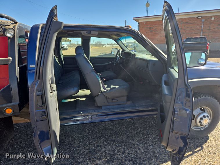 image for item ER8770 2002 Chevrolet Silverado 3500 Ext. Cab flatbed pickup truck