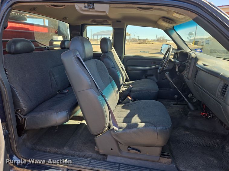 image for item ER8770 2002 Chevrolet Silverado 3500 Ext. Cab flatbed pickup truck