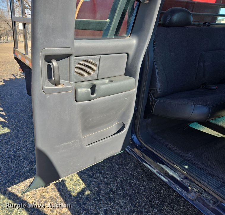 image for item ER8770 2002 Chevrolet Silverado 3500 Ext. Cab flatbed pickup truck