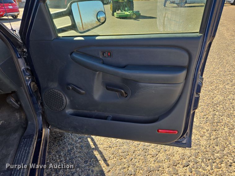 image for item ER8770 2002 Chevrolet Silverado 3500 Ext. Cab flatbed pickup truck