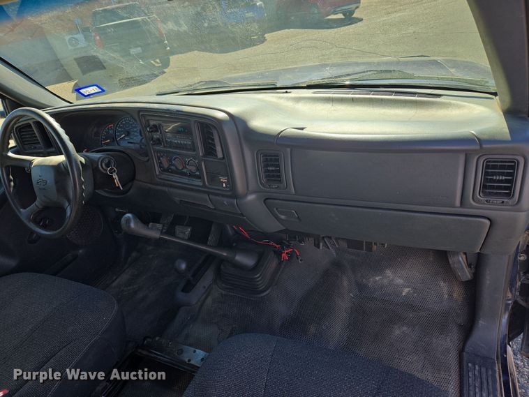 image for item ER8770 2002 Chevrolet Silverado 3500 Ext. Cab flatbed pickup truck