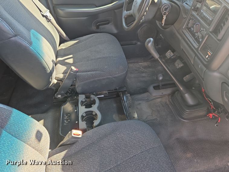 image for item ER8770 2002 Chevrolet Silverado 3500 Ext. Cab flatbed pickup truck