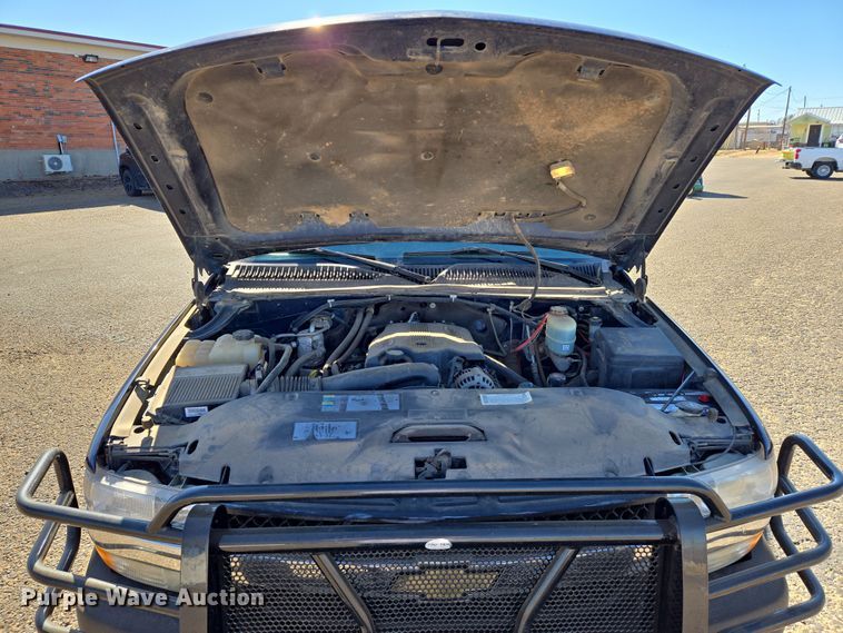 image for item ER8770 2002 Chevrolet Silverado 3500 Ext. Cab flatbed pickup truck