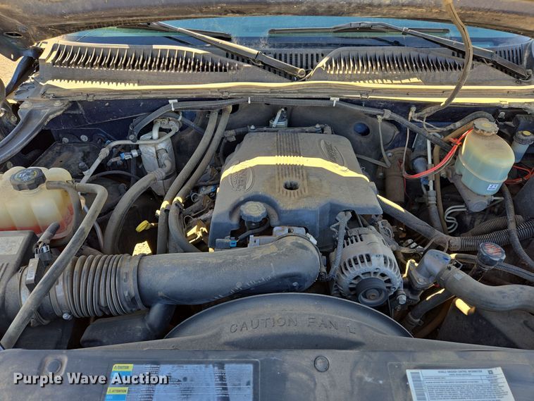 image for item ER8770 2002 Chevrolet Silverado 3500 Ext. Cab flatbed pickup truck