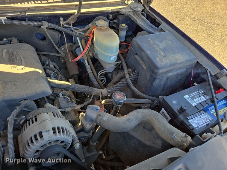 image for item ER8770 2002 Chevrolet Silverado 3500 Ext. Cab flatbed pickup truck