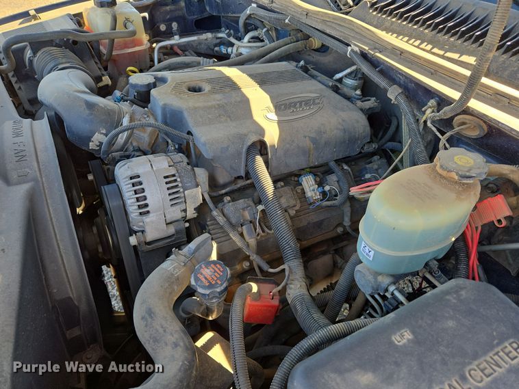 image for item ER8770 2002 Chevrolet Silverado 3500 Ext. Cab flatbed pickup truck