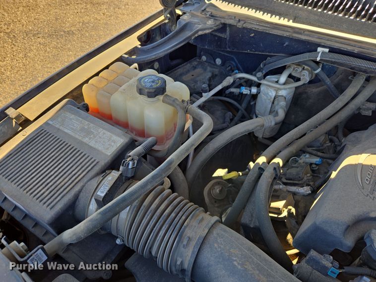 image for item ER8770 2002 Chevrolet Silverado 3500 Ext. Cab flatbed pickup truck