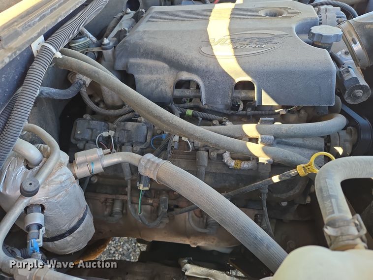 image for item ER8770 2002 Chevrolet Silverado 3500 Ext. Cab flatbed pickup truck