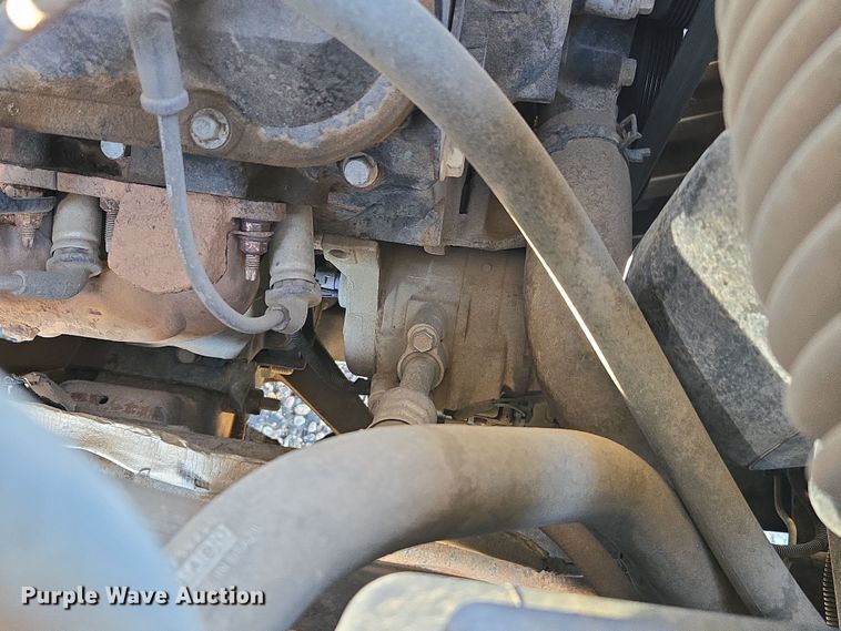 image for item ER8770 2002 Chevrolet Silverado 3500 Ext. Cab flatbed pickup truck