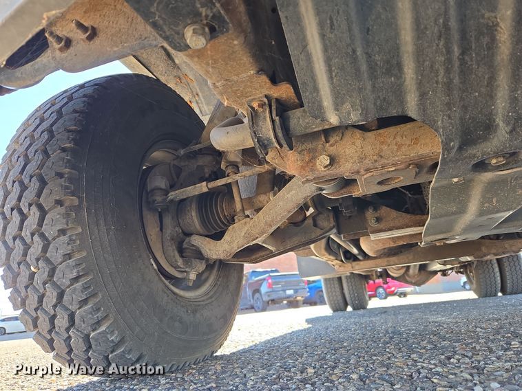 image for item ER8770 2002 Chevrolet Silverado 3500 Ext. Cab flatbed pickup truck