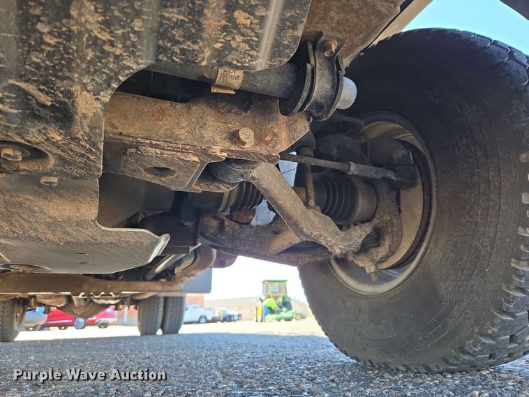 image for item ER8770 2002 Chevrolet Silverado 3500 Ext. Cab flatbed pickup truck