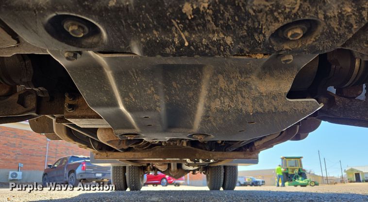 image for item ER8770 2002 Chevrolet Silverado 3500 Ext. Cab flatbed pickup truck