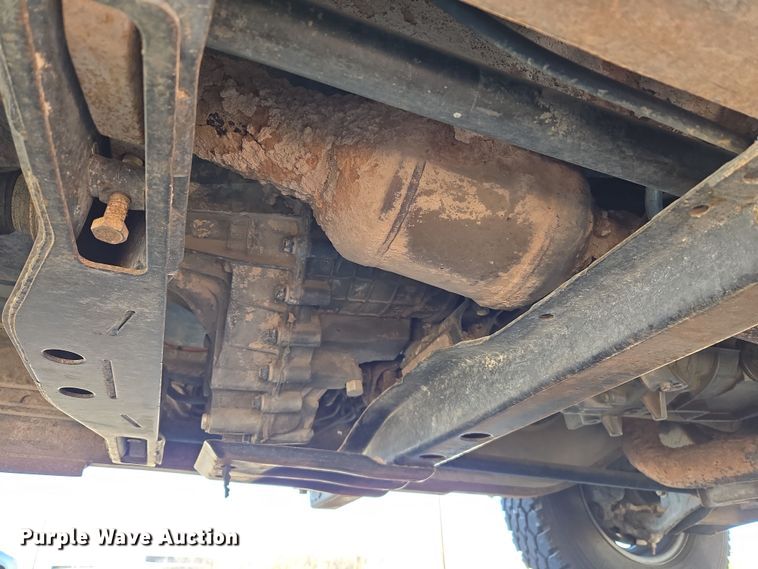 image for item ER8770 2002 Chevrolet Silverado 3500 Ext. Cab flatbed pickup truck