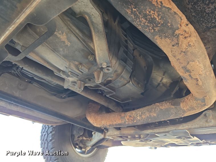 image for item ER8770 2002 Chevrolet Silverado 3500 Ext. Cab flatbed pickup truck