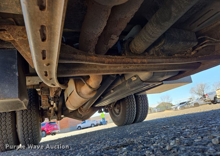 image for item ER8770 2002 Chevrolet Silverado 3500 Ext. Cab flatbed pickup truck