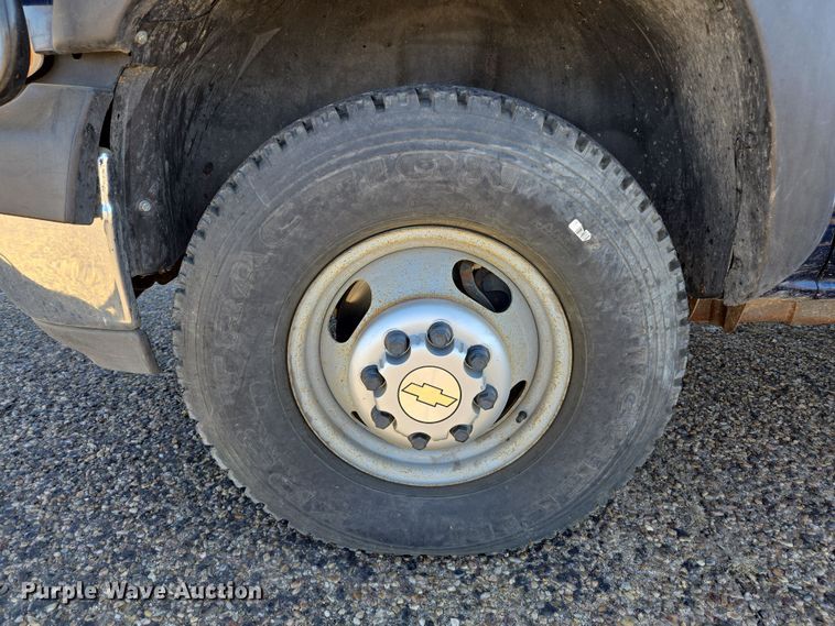 image for item ER8770 2002 Chevrolet Silverado 3500 Ext. Cab flatbed pickup truck