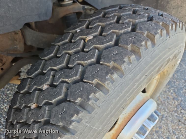 image for item ER8770 2002 Chevrolet Silverado 3500 Ext. Cab flatbed pickup truck