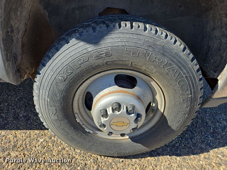 image for item ER8770 2002 Chevrolet Silverado 3500 Ext. Cab flatbed pickup truck