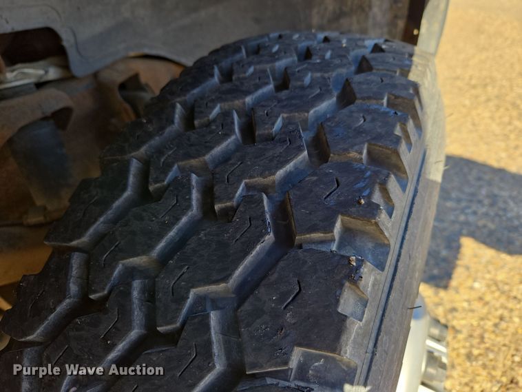 image for item ER8770 2002 Chevrolet Silverado 3500 Ext. Cab flatbed pickup truck