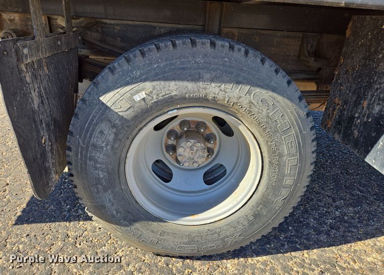 image for item ER8770 2002 Chevrolet Silverado 3500 Ext. Cab flatbed pickup truck