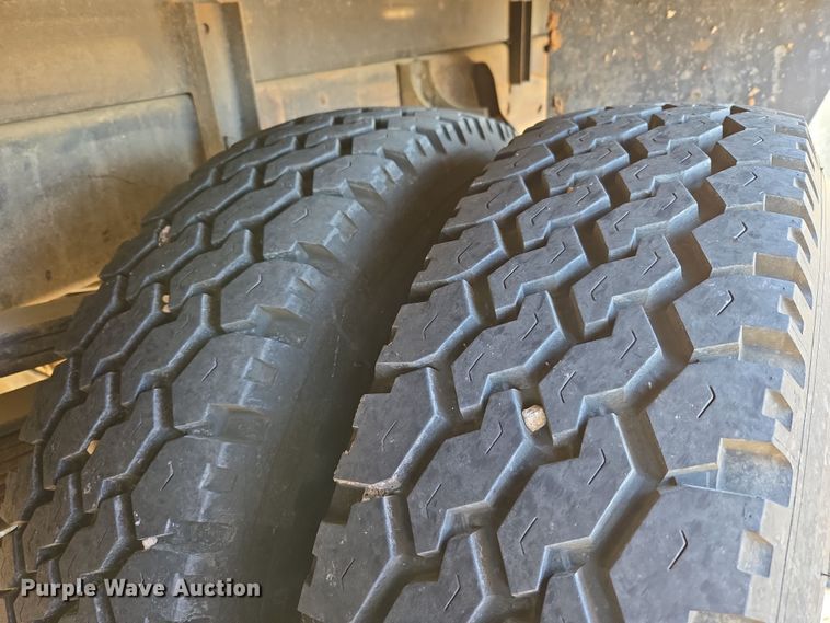 image for item ER8770 2002 Chevrolet Silverado 3500 Ext. Cab flatbed pickup truck