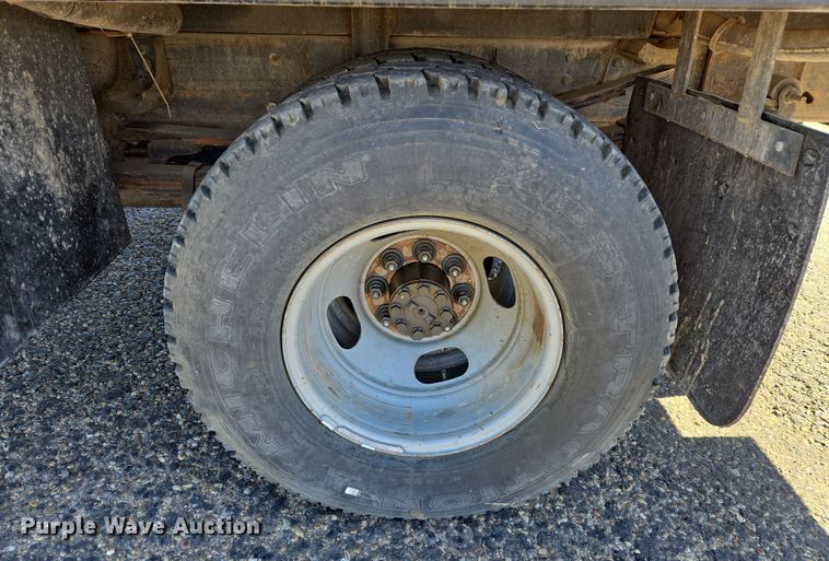 image for item ER8770 2002 Chevrolet Silverado 3500 Ext. Cab flatbed pickup truck