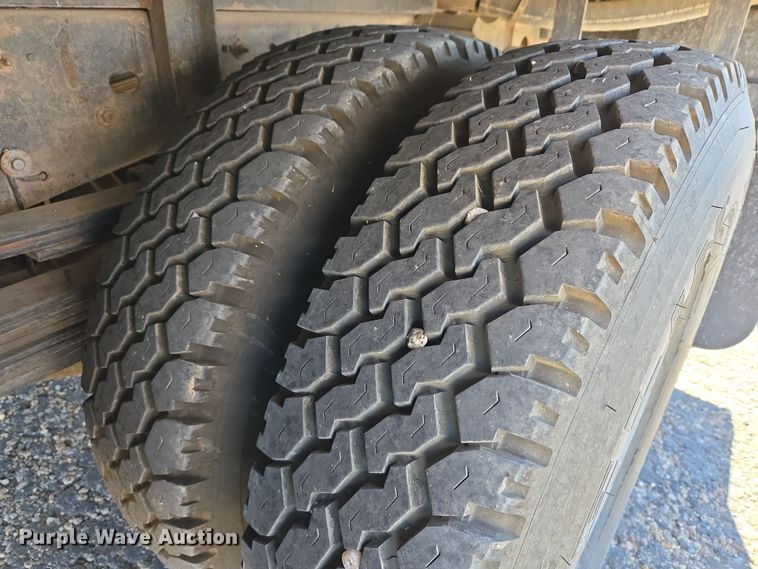 image for item ER8770 2002 Chevrolet Silverado 3500 Ext. Cab flatbed pickup truck