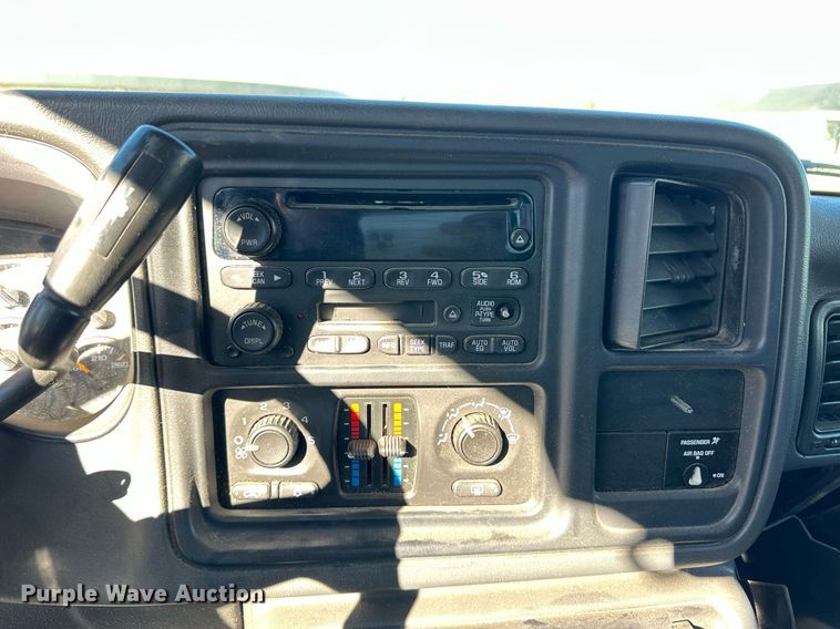 image for item ER8784 2004 GMC Sierra 1500 Ext. Cab pickup truck