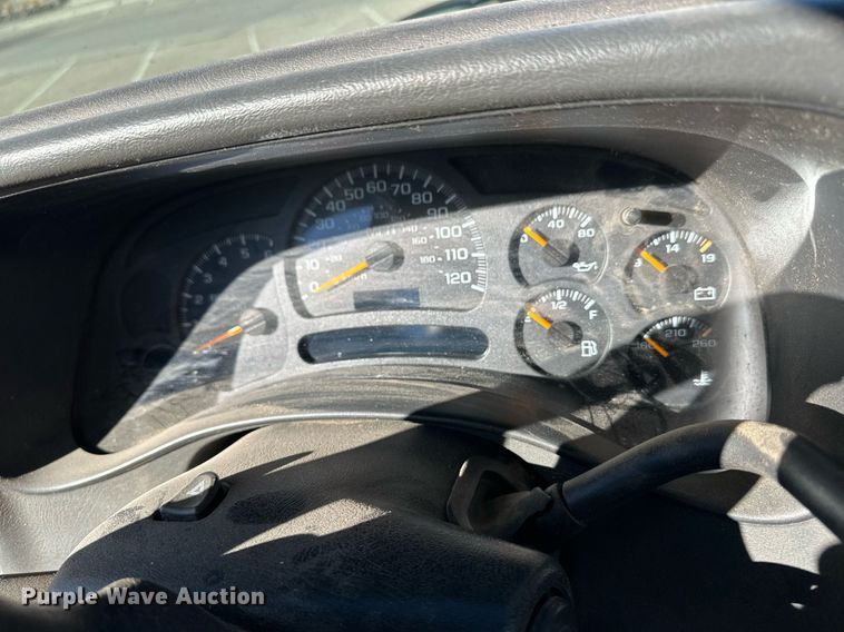 image for item ER8784 2004 GMC Sierra 1500 Ext. Cab pickup truck